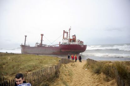 Los miembros del equipo de rescate ante el carguero 'TK Bremen', encallado playa de Erdeven, en la bretaña francesa