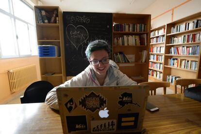 Una usuaria de la biblioteca trabajando en Internet.