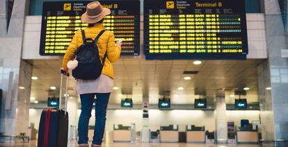 Turista en el aeropuerto internacional de Barcelona.