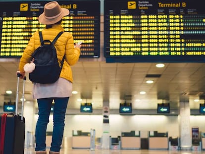 Turista en el aeropuerto internacional de Barcelona.