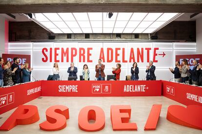 Pedro Sánchez, el lunes con miembros de la ejecutiva federal del PSOE en su reunión en Madrid, en una imagen del partido.