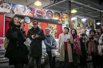 La poeta surcoreana Moon Chung-hee recita en un mercado porteño.