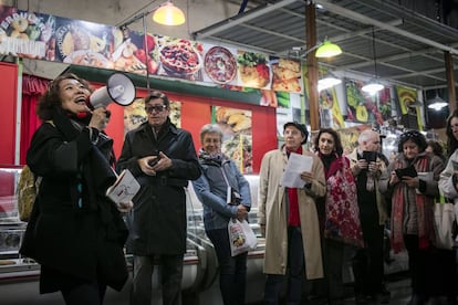 La poeta surcoreana Moon Chung-hee recita en un mercado porte&ntilde;o.