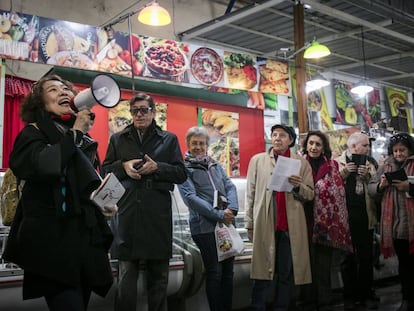 La poeta surcoreana Moon Chung-hee recita en un mercado porte&ntilde;o.