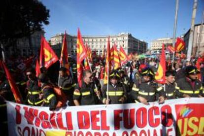 Trabajadores del transporte público protestan durante una manifestación en Roma, en octubre pasado. EFE/Archivo