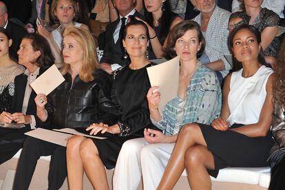 Front row de lujo en el desfile de alta costsura de Armani Privé con Catherine Deneuve, Roberta Armani, Milla Jovovich y Naomi Harris.