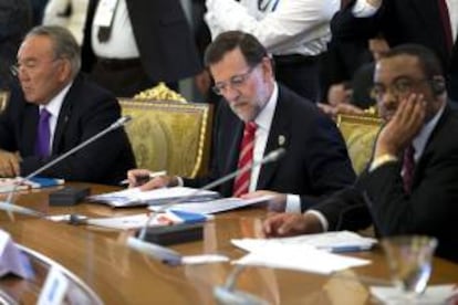 Fotografía facilitada por la Presidencia del Gobierno española del Jefe del Ejecutivo, Maria Rajoy (c), durante la segunda y última sesión de la cumbre del G20, luciendo en la solapa de su chaqueta el pin con el logotipo de la candidatura de Madrid, un símbolo que también llevan todos los integrantes de la delegación española presente en San Petersburgo.