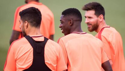 Luis Suárez, Dembélé i Messi, en l'entrenament del Barça.