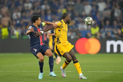 Marcus Thuram, a la derecha, se enfrenta a Marquinhos durante el partido.