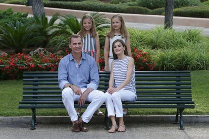 El rey Felipe VI, junto a la doña Letizia y sus hijas la princesa Leonor y la infanta Sofía, en Palma de Mallorca. 
