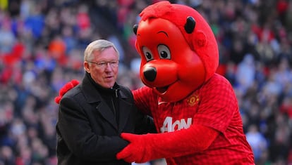 Sir Alex Ferguson, saludado por la mascota del club.