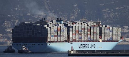 Un nav&iacute;o cargado de contenedores sale del puerto de Algeciras. 