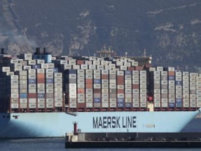 Un nav&iacute;o cargado de contenedores sale del puerto de Algeciras. 