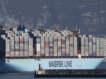 Un navío cargado de contenedores sale del puerto de Algeciras.