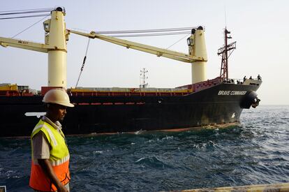 El 'MV Brave Commander', con 23.000 toneladas de trigo a bordo, atraca en Yibuti este martes.