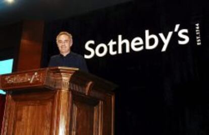 El cocinero español Ferran Adriá posa hoy en Hong Kong durante la primera de las dos subastas programadas por la casa Sotheby's a fin de vender enseres y parte de la bodega del que fuera el restaurante El Bulli.