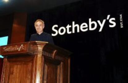 El cocinero espa&ntilde;ol Ferran Adri&aacute; posa hoy en Hong Kong durante la primera de las dos subastas programadas por la casa Sotheby&#039;s a fin de vender enseres y parte de la bodega del que fuera el restaurante El Bulli.