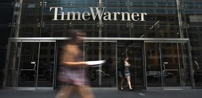 Puerta de la sede de Time Warner.