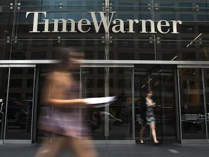 Puerta de la sede de Time Warner.