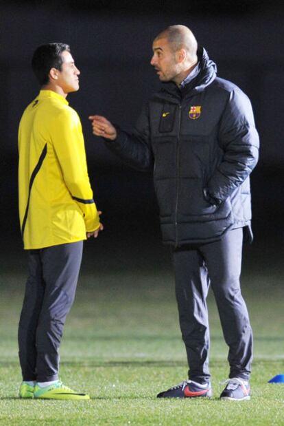 Guardiola da instrucciones a Alexis en un entrenamiento.