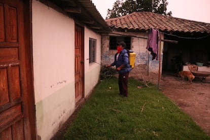 Un vecino fumiga las casas de La Calera, en Ecuador, durante la crisis de la covid-19.