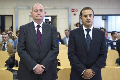 An archive photo from the beginning of the Faisán trial of Enrique Pamiés (l) and José María Ballesteros (r).