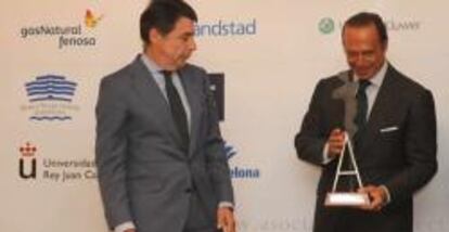 Antonio Vázquez, presidente de Iberia, recibe el galardón de manos del vicepresidente de la Comunidad de Madrid, Ignacio González