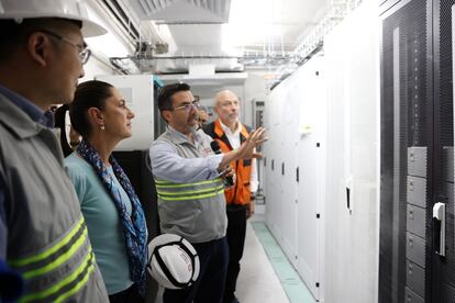 Sheinbaum y Calderón recorren la sala de servidores de la estación Zaragoza de la Línea 1.