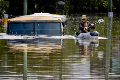 Un hombre rema en su kayak junto a un autobús sumergido en  Brisbane (Australia) el 28 de febrero.