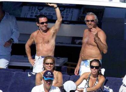 Aznar, con su esposa, Ana Botella, y su hija Ana, en el yate de Flavio Briatore (a la derecha de la foto), en Cerdeña, durante el verano de 2005.