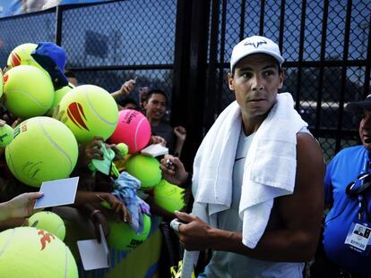 Nadal firma autógrafos tras un entrenamiento en Nueva York.