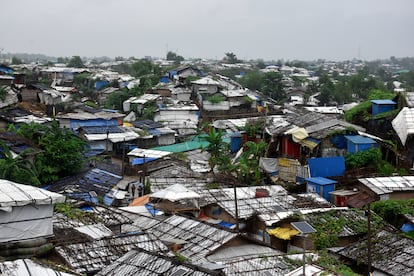 Una vista del campamento de refugiados rohinyá en Cox's Bazar, Bangladés, el 24 de agosto de 2022. Según MSF, el impacto en la salud de las condiciones de pobreza, congestión e insalubridad en las que viven ahora es enorme. “Hay un claro vínculo entre la falta de saneamiento y la propagación de enfermedades como la sarna (hay niños con costras por todas partes), el sarampión, el dengue, la diarrea acuosa aguda o las infecciones del tracto respiratorio superior, que están a la orden del día en los campos”, clarifican.