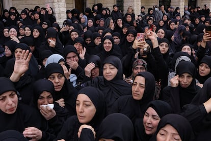 Un grupo de mujeres participa en el funeral de Abbas Shuman, miembro de Hezbolá asesinado en el sur de Líbano, este lunes en Baalbek.