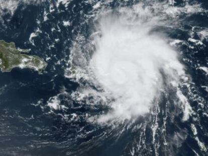 El ciclón se convertirá este viernes en  gran huracán , según anuncia el Centro de Huracanes de EE UU