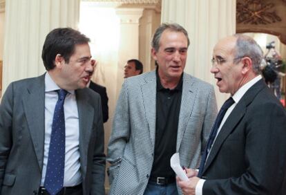 De izquierda a derecha, el candidato Fernando García Macua, Andoni Goikoetxea y Javier Irureta, durante el acto de presentación del proyecto para Lezama del abogado bilbaíno.