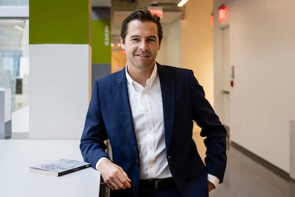 Julio Vaqueiro, periodista y presentador de noticias en Telemundo.