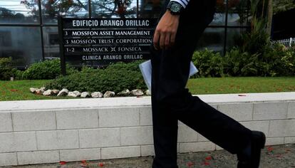 Un hombre camina al lado del edificio de Mossack Fonseca en Panamá.