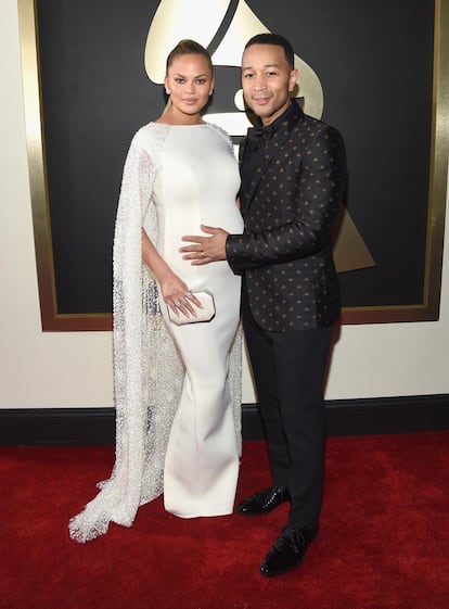 La modelo Chrissy Teigen y el cantante John Legend, que esperan un bebé, pletóricos a su paso por la alfombra roja. Teigen viste de Yousef Al-Jasmi