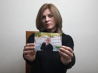 La ucrania Natalia Biletska posa con la foto de su hijo Roman Lifatov, que se marchó el sábado pasado a luchar en Ucrania.