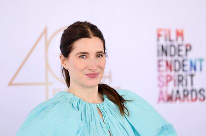 El maquillaje natural domin sobre la alfombra roja (que en este caso es azul) de los Independent Spirit Awards. Hahn llev su pelo con raya al medio y coleta.