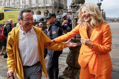 La vicepresidenta segunda y ministra de Trabajo y Economía Social en funciones, Yolanda Díaz (a la derecha), saluda al fiscal general del Estado, Álvaro García Ortiz, en Santiago de Compostela. 