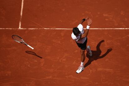 El tenista serbio Novak Djokovic muestra su frustración lanzando su raqueta al suelo tras perder un punto contra Joao Sousa en Roland Garros.