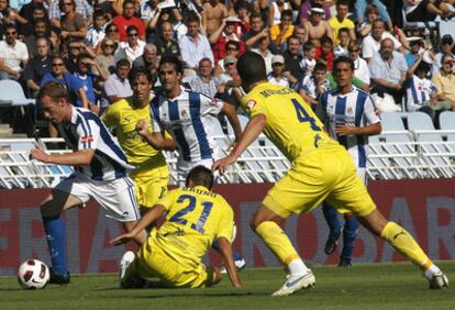 Zurutuza se escapa del marcaje de dos jugadores del Villarreal.