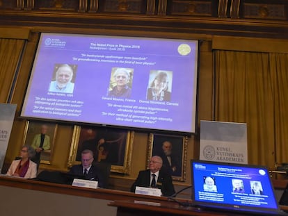 La Academia sueca informa de la concesión del Nobel de Física a Arthur Ashkin, Gérard Mourou y Donna Strickland, este martes.