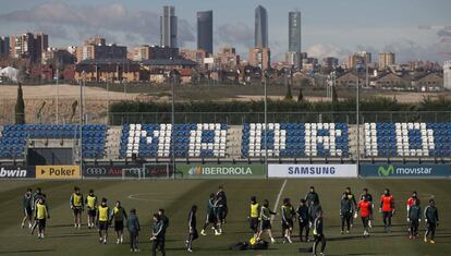 Entrenamiento del Real Madrid en Valdebebas, con las Cuatro Torres al fondo.