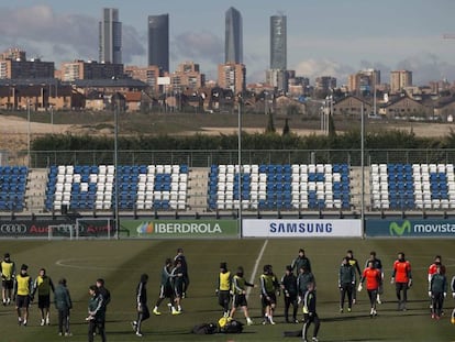 Entrenamiento del Real Madrid en Valdebebas, con las Cuatro Torres al fondo.