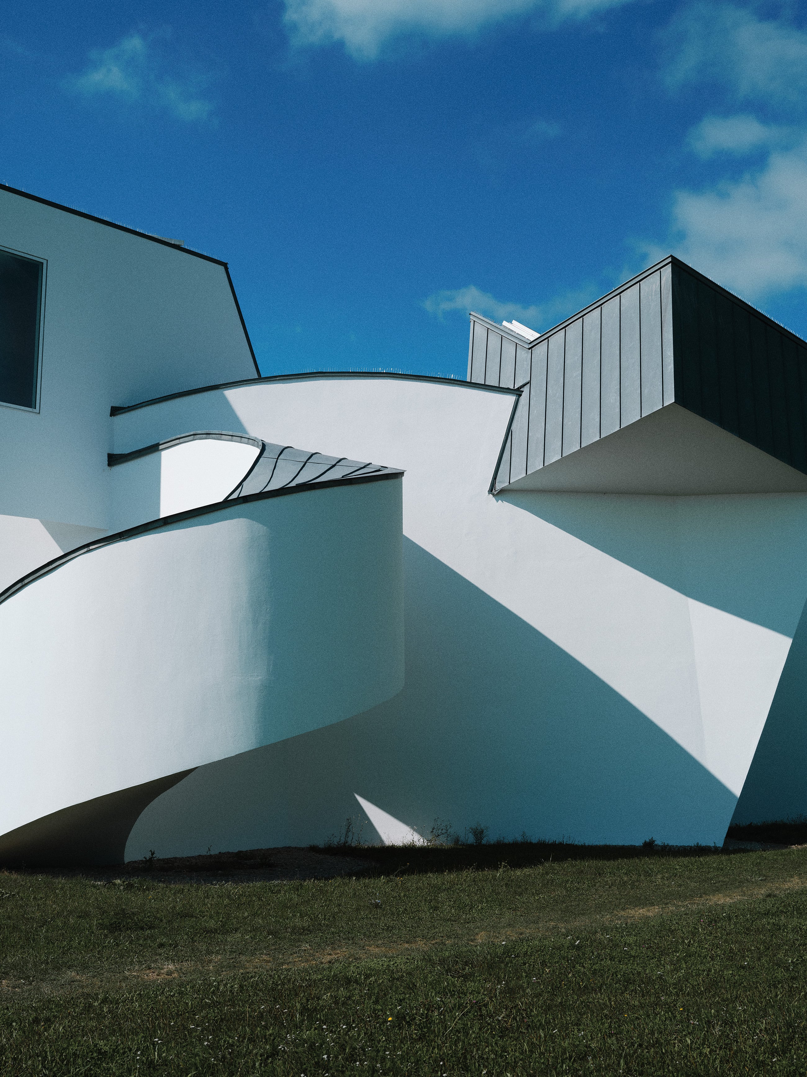 El Vitra Design Museum (1989) de Frank Gehry.