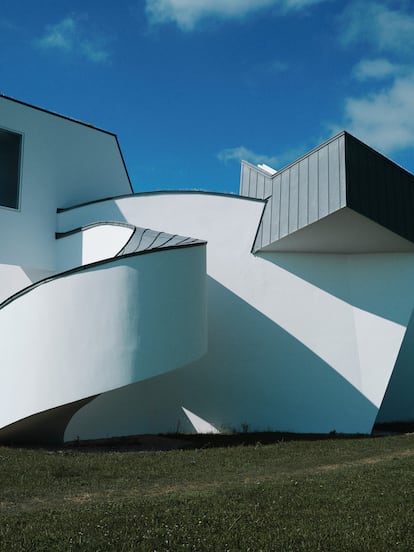 El Vitra Design Museum (1989) de Frank Gehry.