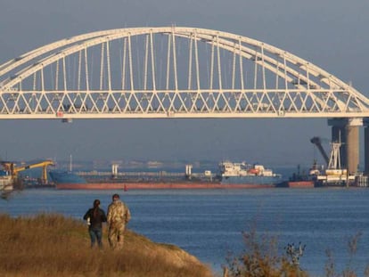 Un carguero ruso bloquea este domingo el paso de barcos en el estrecho de Kerch, debajo del puente que conecta Rusia con Crimea. 