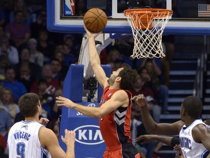 Calderón entra a canasta entre Vucevic y Nicholson